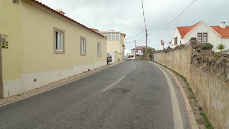 Calle-En-El-Pueblo-De-Azenhas-Do-Mar-En-Un-Día-Nublado-Y-Sombrío