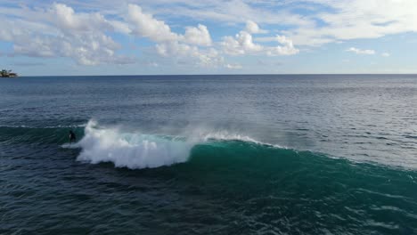 Drohnen-Rückziehaufnahme-Von-Zwei-Surfern,-Die-Auf-Einer-Welle-In-Hawaii-Ausgelöscht-Werden