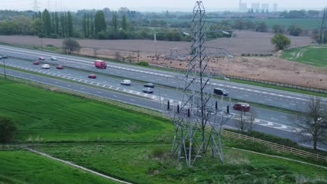 Vehículos-En-La-Autopista-M62-Pasando-Por-La-Torre-Del-Pilón-En-El-Campo-Campos-De-Cultivo-Vista-Aérea-Amplia-órbita-Izquierda