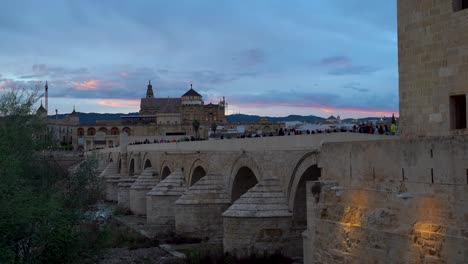 Impresionante-Paisaje-De-Puesta-De-Sol-Sobre-El-Puente-De-Piedra-En-Córdoba,-España