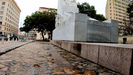 El-Cenotafio,-Dedicado-A-Los-Hombres-Que-Lucharon-Y-Murieron-En-La-Batalla-Del-álamo-Durante-La-Guerra-Por-La-Independencia-De-Texas-En-1835-4k24fps