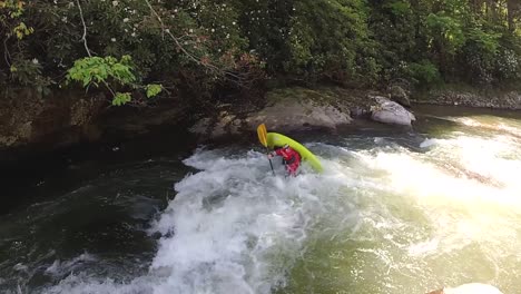 Zumbido-De-Kayaker-Surf-En-Aguas-Bravas