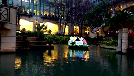 El-Hermoso-Resplandor-Del-Desfile-De-Faroles-En-El-Paseo-Del-Río-San-Antonio