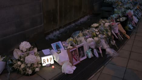 Un-Cartel-Con-La-Palabra-Rasgar-Junto-A-Un-Ramo-De-Flores-Fuera-Del-Consulado-General-Británico-Como-Tributo-Después-Del-Fallecimiento-De-La-Monarca-Más-Longeva,-La-Reina-Isabel-II