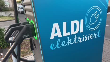 Ladegerät-Und-Stecker-Für-Elektrofahrzeuge-An-Der-Aldi-Ladestation-Köln,-Deutschland,-Nur-Zur-Redaktionellen-Verwendung