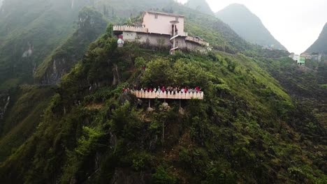 Invertir-Revelar-Toma-Aérea-De-Turistas-Saludando-Desde-Un-Espectacular-Mirador-En-El-Montañoso-Paso-Ma-Pi-Leng-Vietnam