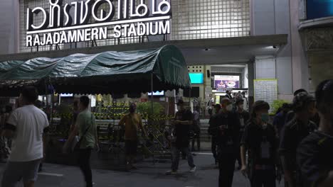 Espectadores-Que-Salen-Del-Estadio-Rajadamnern-Después-De-Salir-De-Las-Peleas-De-Muay-Thai-En-Bangkok,-Tailandia,-Estableciendo-Tiro