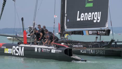 El-Equipo-De-Rsm-Catamaran-Trabajando-Juntos-Para-Hacer-Un-Giro-En-El-Gran-Premio-De-Kékszalag,-Lago-Balaton---2021