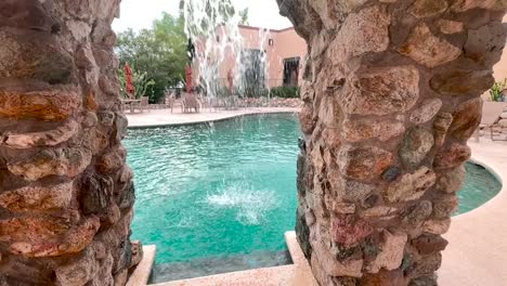 Cascada-De-Piscina-En-Cámara-Lenta-En-Arizona-Resort,-Rancho-Tanque-Verde