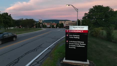 Cartel-Del-Centro-Médico-Mount-Nittany-En-El-Hospital,-Entrada-De-Ambulancia-De-Emergencia