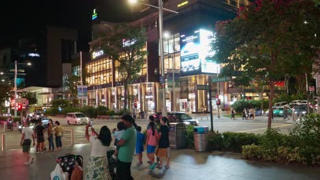 Touristen,-Die-Entlang-Der-Hauptstraße-In-Singapur-Spazieren