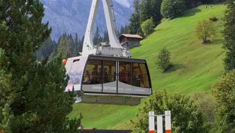 Góndola-Suiza-Descendiendo-En-Murren,-Suiza