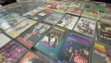 Cassettes-De-Audio-Antiguos-Cuidadosamente-Arreglados-Cubiertos-Con-Canciones-Antiguas-De-Bandas-Indonesias-Y-Extranjeras