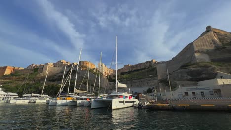 Vista-Desde-El-Barco-En-Movimiento-Del-Puerto-De-Bonifacio-En-Córcega-Y-El-Famoso-Castillo