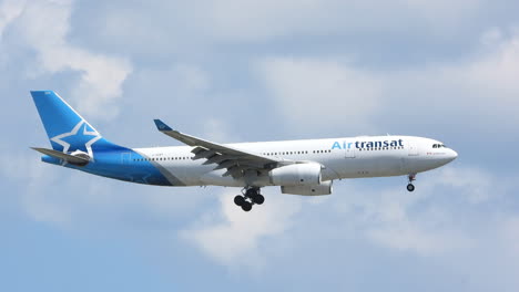 Bimotor-330-Air-Transat-Avión-Con-Flaps-Extendidos-Y-Tren-De-Aterrizaje-Hacia-Abajo-Reduce-La-Velocidad-De-Aterrizaje