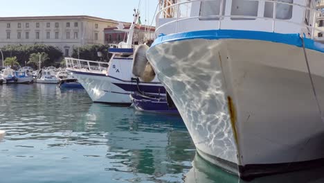 Puerto-De-Palermo-Cerca-Del-Castello-A-Mare-Con-Yates-Y-Barcos-De-Lujo-Y-Reflejos-De-Agua