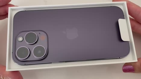 Iphone-14-Pro-En-Morado-Oscuro