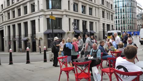 City-of-London-England-September-2022-Tourist-guide-giving-store-of-the-Fire-of-London-monument