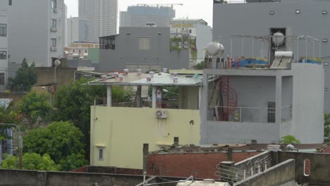 Hombre-Asegurando-La-Parte-Superior-De-La-Terraza-Para-El-Tifón-Noru-Entrante,-Ciudad-De-Da-Nang,-Vietnam