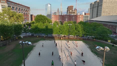 Vista-Aérea-De-Personas-Jugando-Voleibol-En-El-Campus-De-Upenn-En-Filadelfia