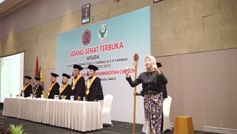 Der-Dekan-Und-Der-Vorstand-Der-Universität-Halten-Bei-Der-Abschlussfeier-Eine-Rede-Und-Singen-Dabei-Die-Nationalhymne