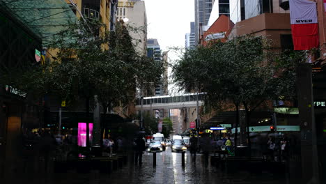 Timelapse-Del-Tráfico-Frente-Al-Centro-Comercial-En-Sydney,-Nsw-Con-Lluvia