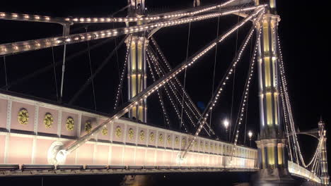 Vista-De-Cerca-Del-Icónico-Puente-Albert-Iluminado-Por-La-Noche-En-Chelsea