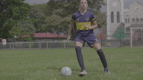 Junger-Mann-Trainiert-Fußball-Mit-Einem-Ball-Auf-Dem-Feld