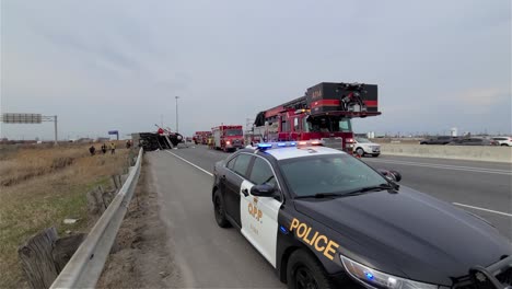 Accidente-Automovilístico-En-El-Aparcamiento-De-La-Policía-De-La-Carretera-Principal-En-El-Lugar,-Luces-De-Emergencia-Encendidas