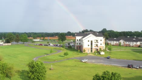 Universidad-Bíblica-De-Lancaster,-Antena-De-La-Capilla-Del-Campus,-Edificios,-Campo-De-Golf-De-Disco-Y-Campos-Deportivos