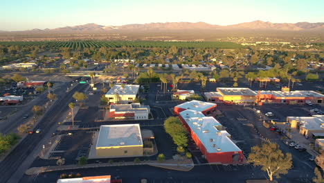 Volando-Sobre-El-área-Comercial-En-Green-Valley,-Arizona