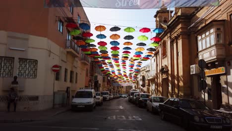 Malta,-Zabbar,-Gente-Cruzando-En-La-Calle-Paraguas