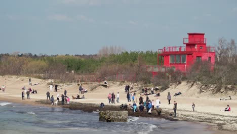 Gente-Disfrutando-De-Un-Día-Cálido-Y-Soleado-En-La-Playa-De-Melnrage-En-Klaipeda