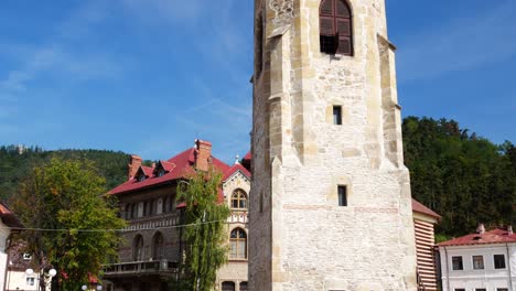 Tiro-Inclinado-Hacia-Arriba-De-La-Torre-Stephen-En-Piatra-Neamt,-Rumania