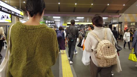 Toma-De-Mano-En-Punto-De-Vista-Caminando-Mientras-La-Multitud-Se-Dirige-A-Una-De-Las-Estaciones-Más-Grandes-De-Kansai