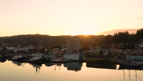 Coos-Bay-Oregon-Al-Atardecer,-El-Dron-Vuela-Sobre-La-Bahía-De-Izquierda-A-Derecha