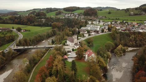 Iglesia-En-Lutisburg,-Suiza,-Vista-Aérea-4k-Del-Lago,-La-Colina-Y-Los-árboles