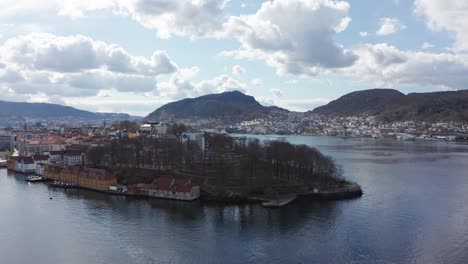 Nahaufnahme-Von-Nordnes-In-Bergen-–-Standort-Des-Norwegischen-Meeresforschungsinstituts-Und-Des-Bergener-Aquariums