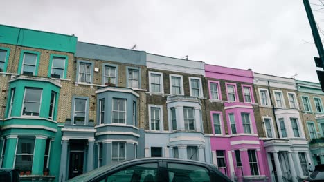 Tiro-De-Lapso-De-Tiempo-De-Casas-Coloridas-Durante-El-Día-Nublado-Y-El-Tráfico-En-Notting-Hill,-Un-Distrito-De-Londres