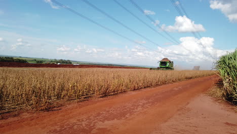 Tractor-Agrícola-Cosechando-Soja-En-El-Campo