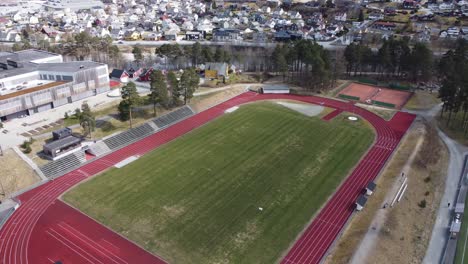 Sportplatz-Mit-Rennstrecke-Und-Fußballplatz-Vor-Der-Schule-Voss-Gymnas-–-Voss-Norwegen