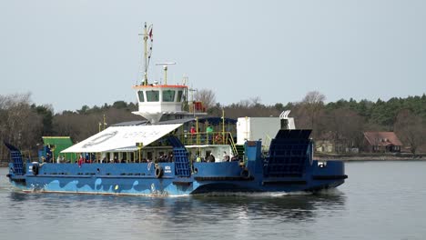 Blaue-Alte-Fähre-Von-Swims-Zu-Einem-Anderen-Ufer-In-Klaipeda-An-Einem-Sonnigen-Tag