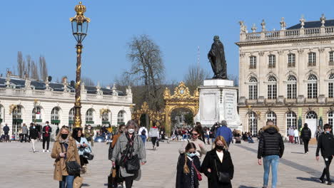 Überfüllter-Stadtplatz-Voller-Touristen-Mit-Gesichtsmasken-Am-Place-Stanislas