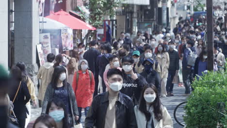 Gran-Multitud-De-Personas-Disfrutando-Del-Hanami-En-Las-Calles-De-Tokio,-Siguiendo-Las-Medidas-Y-Protocolos-De-Seguridad-Debido-A-La-Pandemia-Del-Covid-19