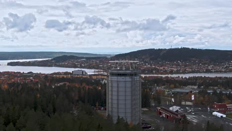 Volando-Hacia-La-Majestuosa-Torre-Con-La-Ciudad-De-Ostersund-En-Segundo-Plano