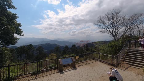 Viele-Wanderer-Genießen-Die-Aussicht-Vom-Gipfel-Des-Takao-Berges-In-Tokio,-Japan---Zeitraffer