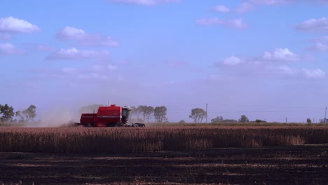 Mittlere-Aufnahme-Eines-Mähdreschers,-Der-Sojabohnen-Auf-Einem-Feld-Im-Ländlichen-Santa-Fe,-Argentinien,-Erntet