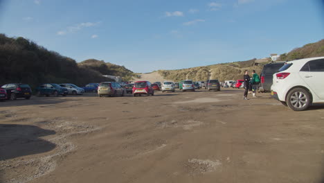 Zeitraffer-Eines-Belebten-Außenparkplatzes,-Menschen,-Die-Am-Crantock-Beach,-Cornwall,-Großbritannien-Ankommen