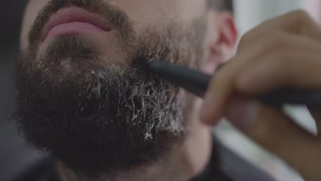 Barbero-Aplicando-Crema-Para-La-Barba-A-La-Barba-Del-Hombre