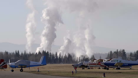 Vista,-De,-Avión,-Con,-Ondulante,-Smockestack,-En,-Plano-De-Fondo,-En,-Quesnel,-Ciudad,-Aeropuerto,-Columbia-Británica,-Canadá